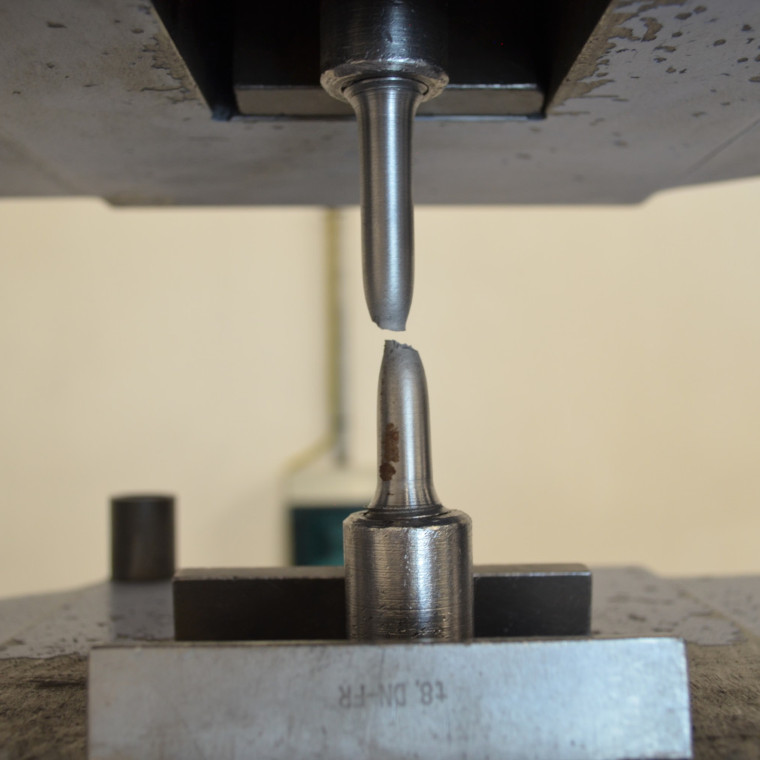 Laboratorio de Electrodos Infra, Ensayo de Tensión